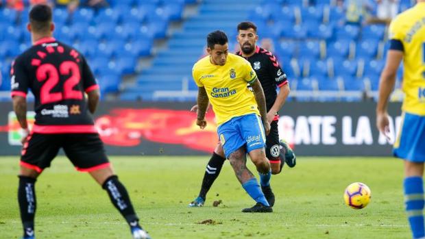 Tablas en un derbi canario con polémica