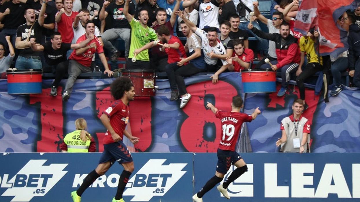 Jugadores del Osasuna celebran un gol en el fondo de sus radicales