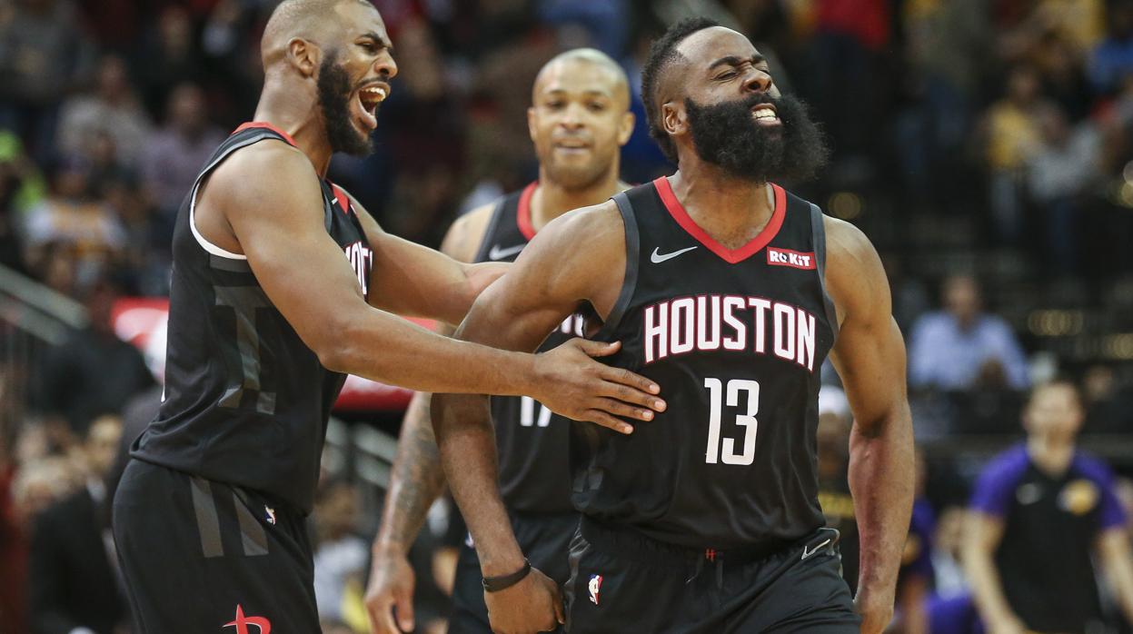 Harden celebra uno de sus puntos con sus compañeros