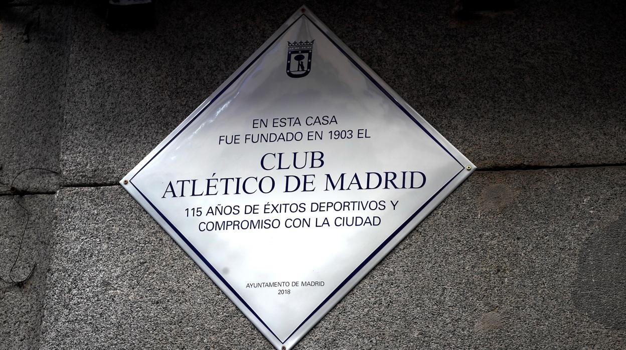 Placa del Atlético de Madrid en la calle de la Cruz