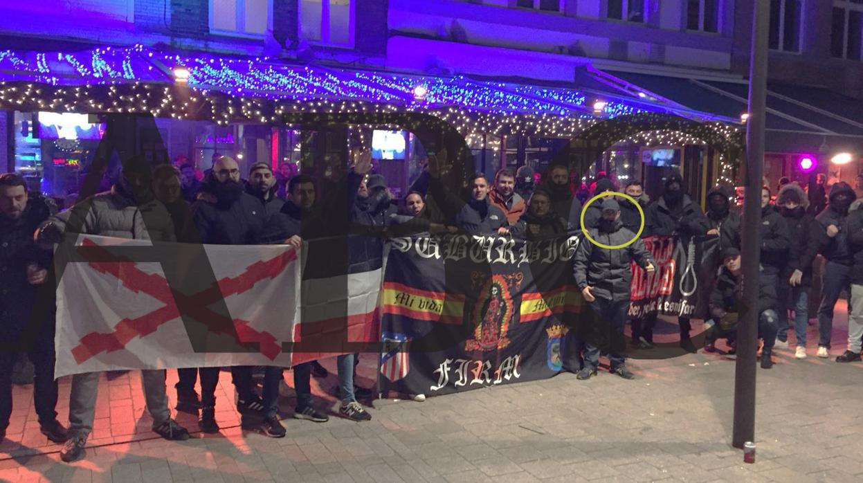 Ricardo Guerra, señalado con un círculo, junto a los ultras detenidos en Bélgica