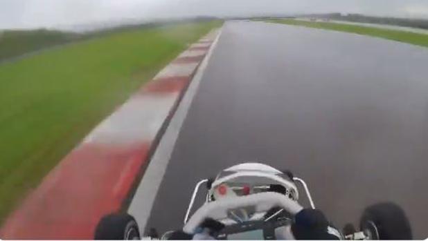 El espectacular vídeo de Fernando Alonso pilotando un kart bajo la lluvia