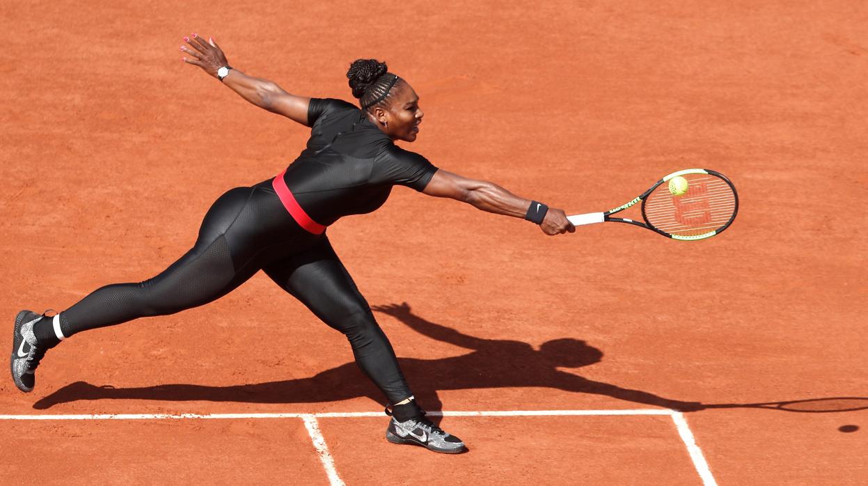 Serena Williams, con su traje terapéutico, en Roland Garros