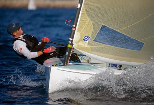 Joan Cardona, tercero en la clase Finn