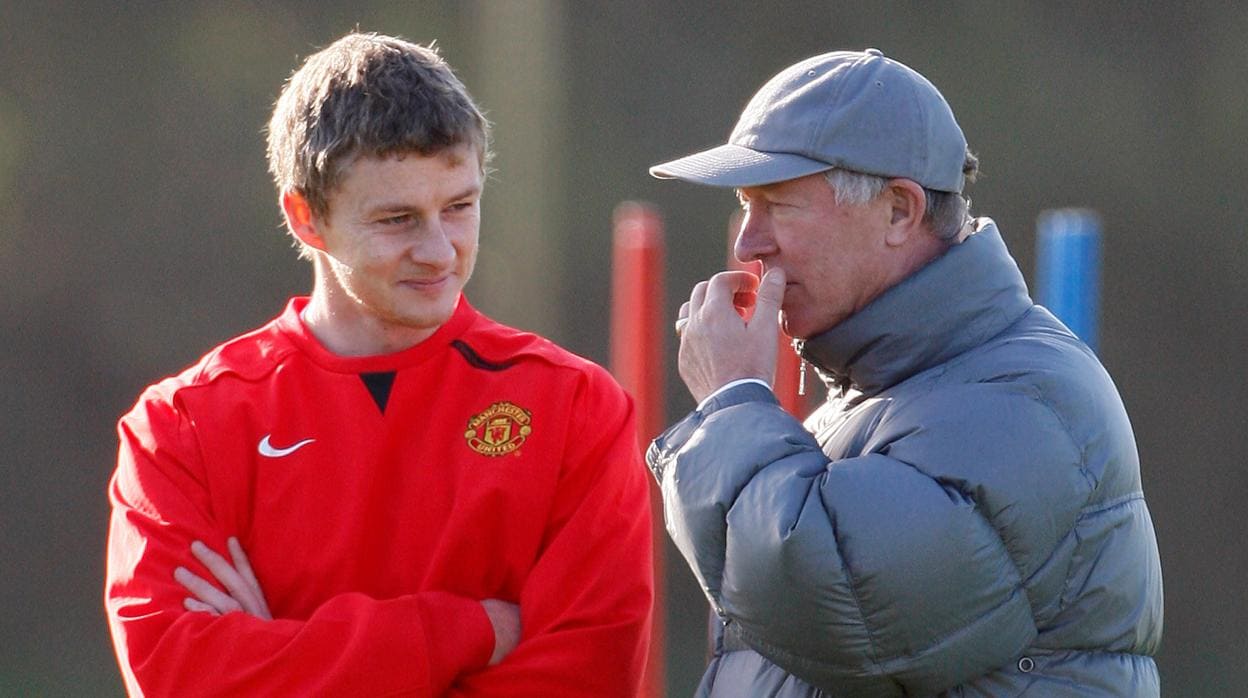 Solskjaer charla con Ferguson en un entrenamiento del Manchester United en 2007
