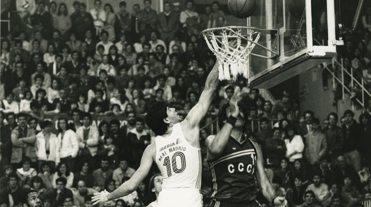 Fernando Martín y Tachenko, durante un partido del Torneo de Navidad de 1984