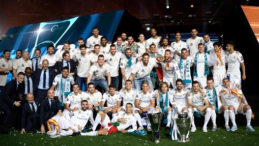 Los jugadores del Real Madrid de fútbol y baloncesto celebran en el Bernabéu sus triunfos en Euroliga y Champions League