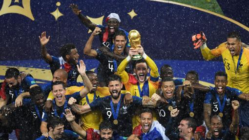 La selección francesa de fútbol levanta el trofeo en el Estadio Olímpico de Luzhnikí