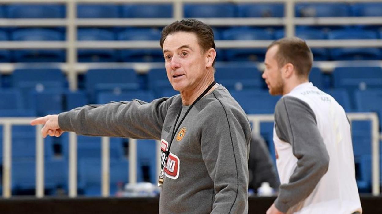 Rick Pitino, durante su primer entrenamiento en Grecia