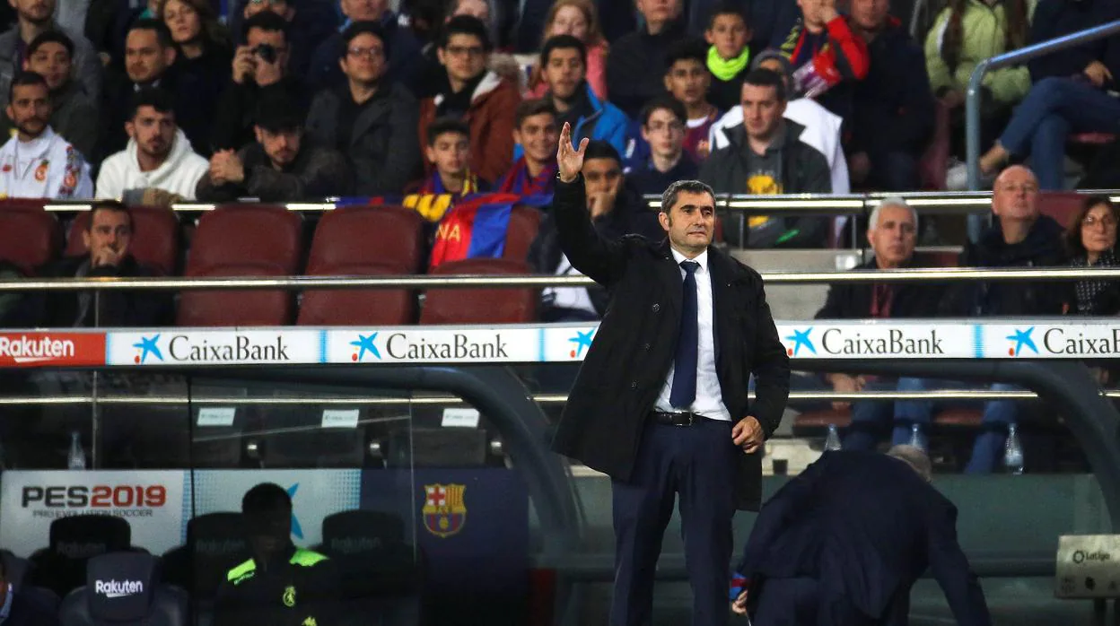 Ernesto Valverde durante un partido del Barcelona