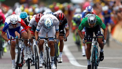 El eslovaco Peter Sagan esprinta para vencer en la etapa del Tour de Francia