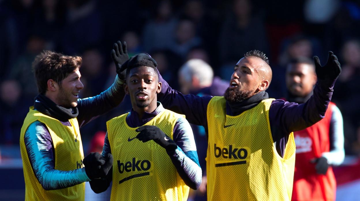 Sergi Roberto y Arturo Vidal se dirigen a abrazar a Ousmane Dembélé