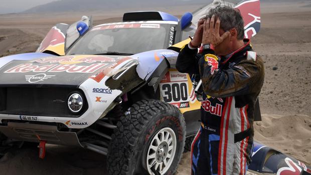 Carlos Sainz sigue en el Dakar