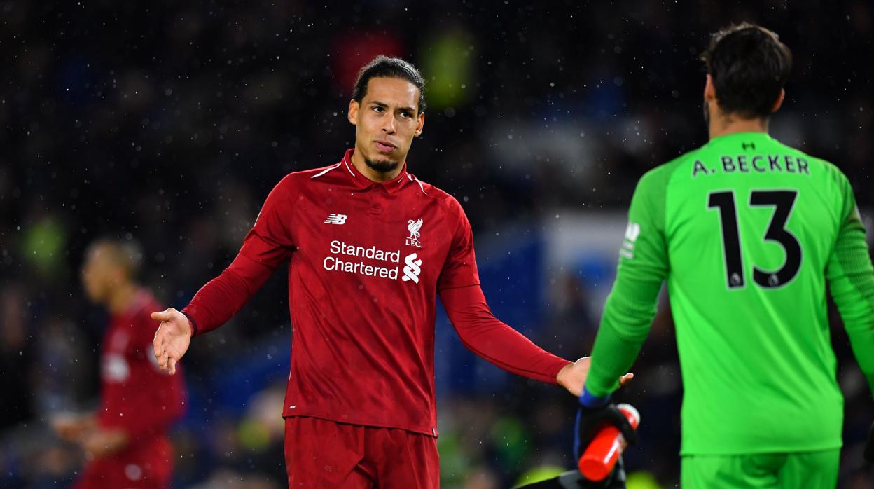 Van Dijk y Alisson celebran el triunfo que el Liverpool consiguió ayer frente al Brighton