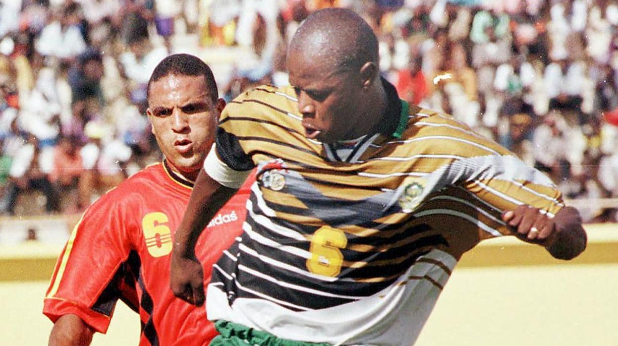 Fallece Phil Masinga, héroe del fútbol sudafricano