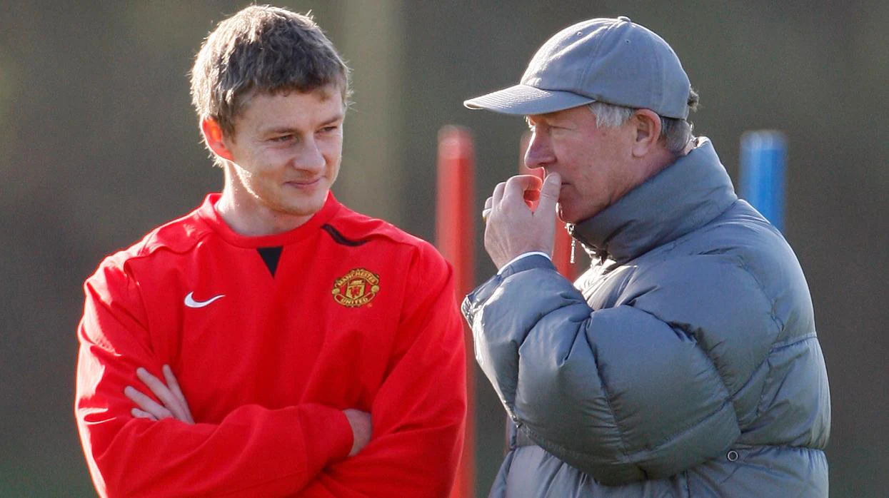 Solskjaer, con Ferguson, en un entrenamiento del United