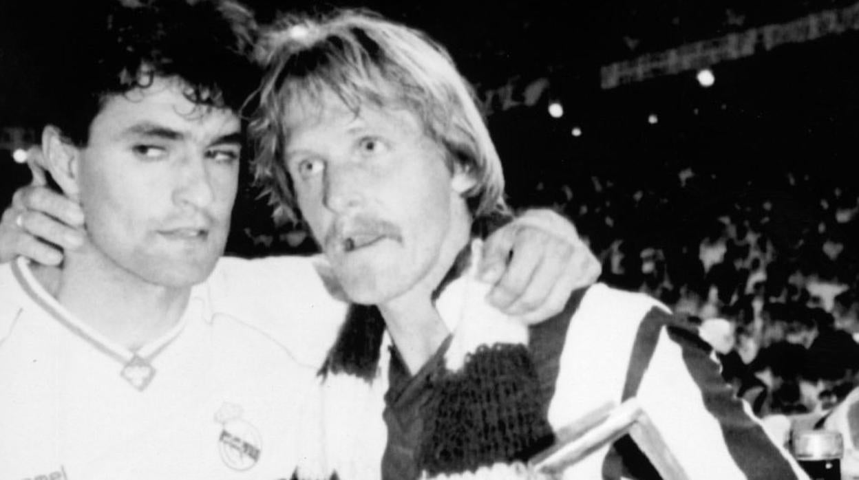 Schuster, con la camiseta del Atlético, consolando a Míchel, tras perder la final de Copa de 1992