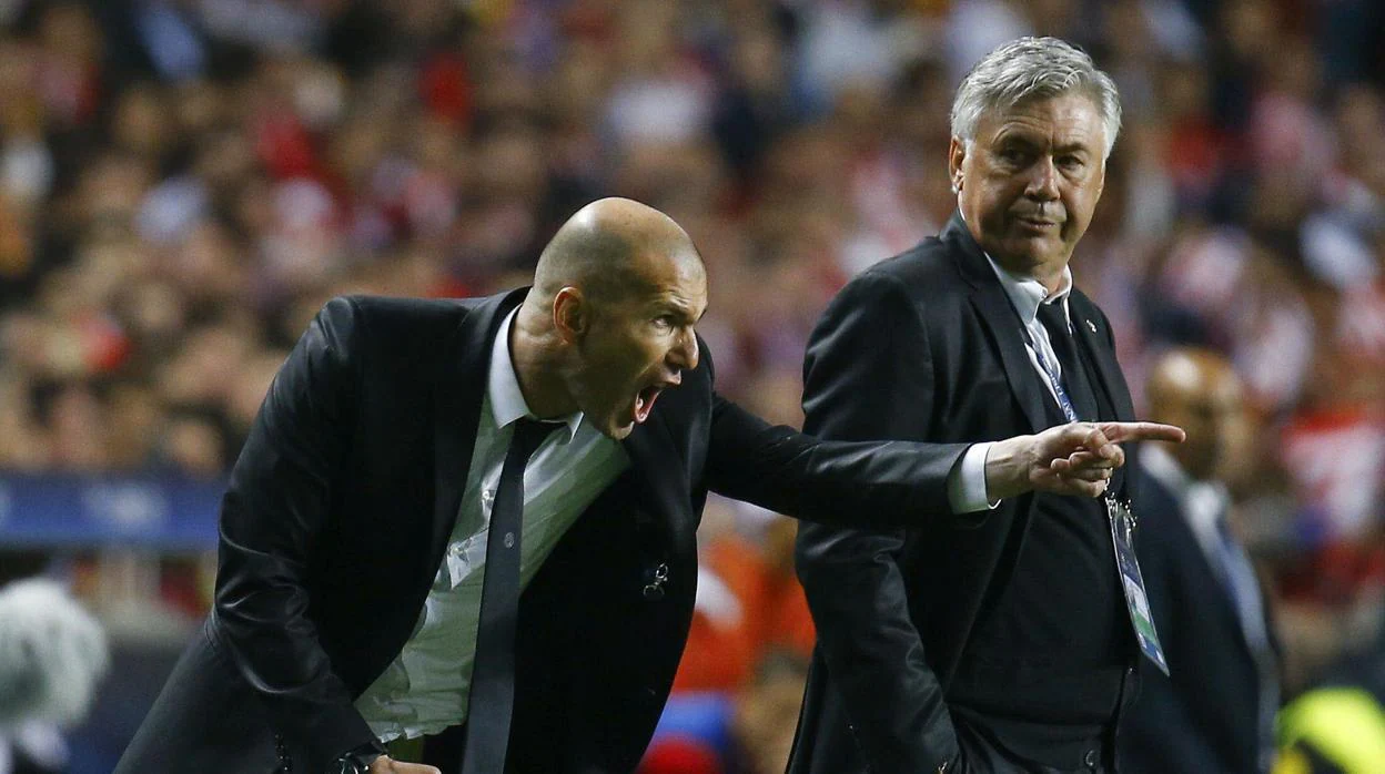 Zinedine Zidane y Carlo Ancelotti, durante la final de UCL en Lisboa