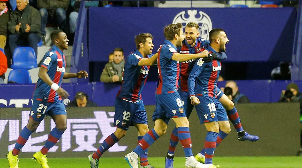 Cobaco celebra su gol en el partido de la ida ante el Barcelona