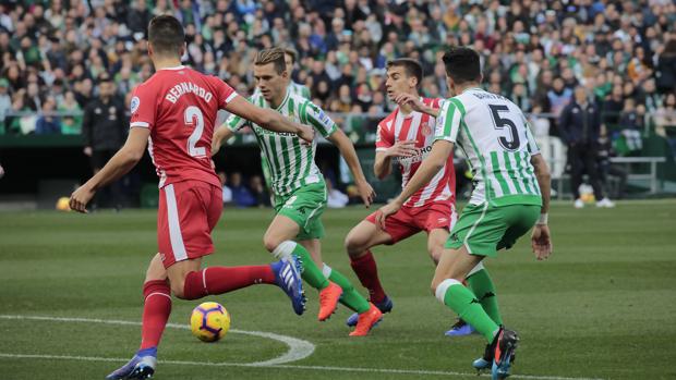 El Real Betis gana un duelo intenso con gol de penalti «in extremis»