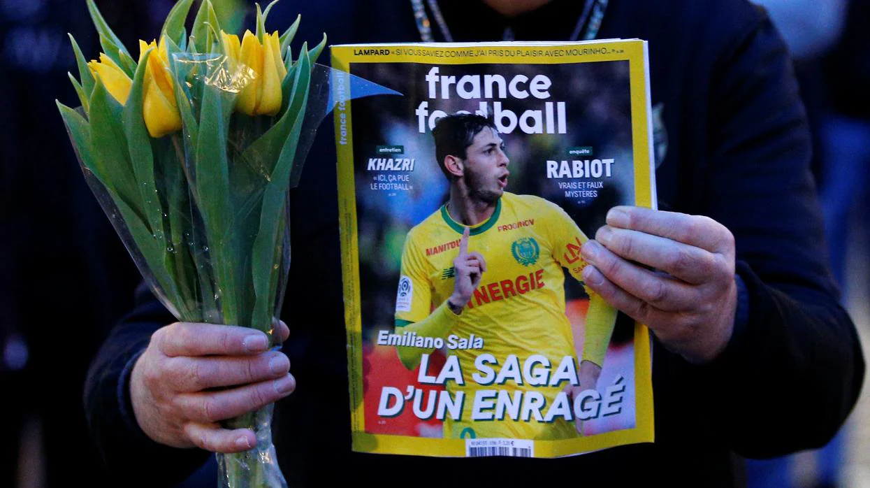 Un aficionado del Nantes, con una revista con la imagen de Emiliano Sala