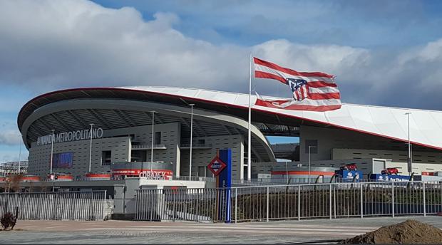 El viento rompe la bandera del Wanda Metropolitano