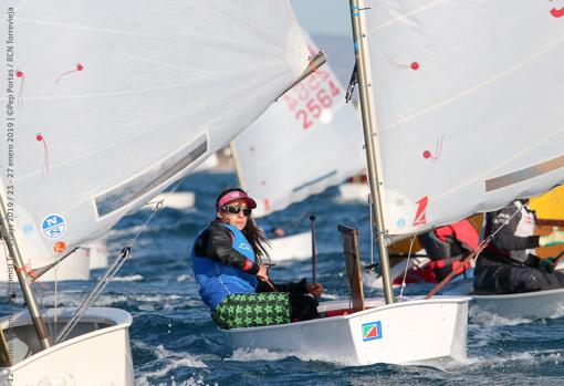 Marco Gradoni y Alejandra Pérez se colocan líderes en el Trofeo Euromarina de Optimist