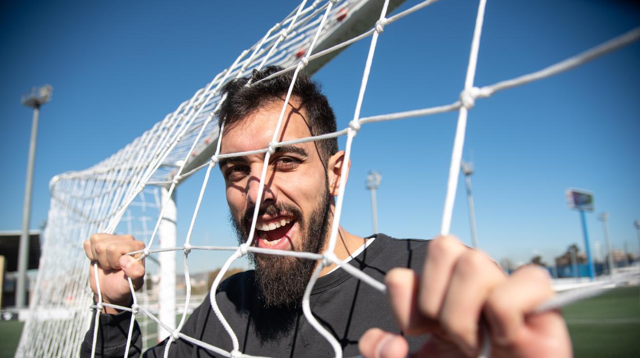 Borja Iglesias posa para ABC tras el entrenamiento matinal en la Ciudad Deportiva del Espanyol