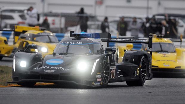 El Cadillac número 10 de Fernando Alonso domina al completarse el ecuador de la carrera