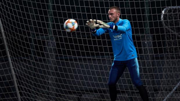 Cillessen se lesiona en un sóleo y estará seis semanas de baja