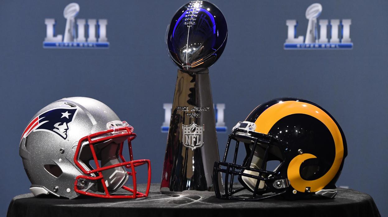 El trofeo Vince Lombardy que se dará al ganador de la Super Bowl entre de los cascos de los Rams y de los Patriots