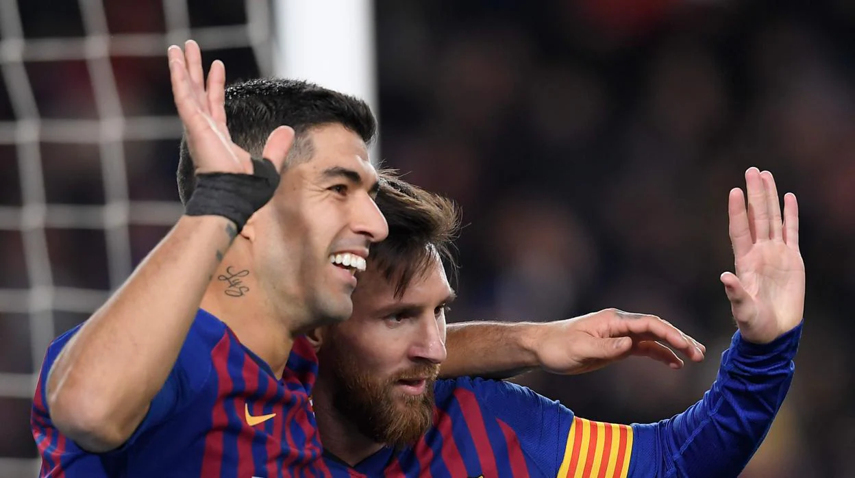 Luis Suárez y Messi celebran un gol