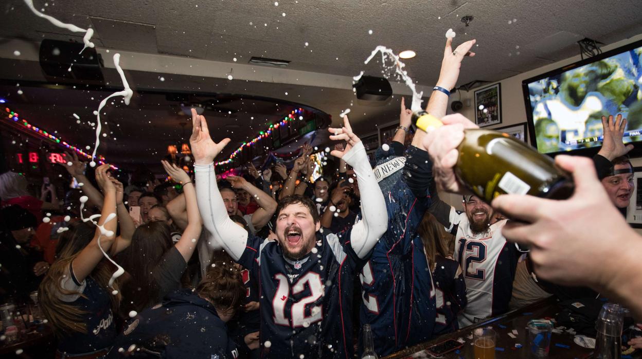 Seguidores de New England Patriots celebran la victoria de su equipo en la Super Bowl 2019