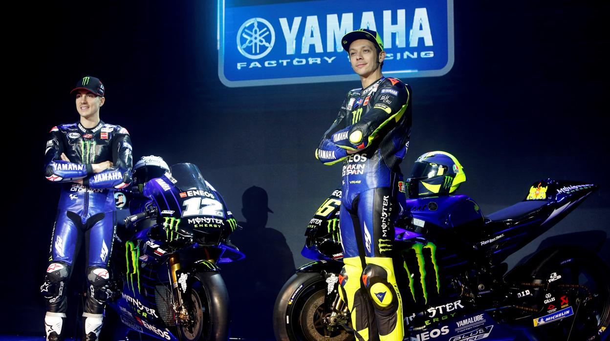 Maverik Viñales (izq.) y Valentino Rossi (der.), durante la presentación del equipo Monster Yamaha