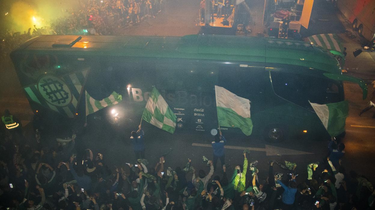 La espectacular llegada del Betis al Benito Villamarín