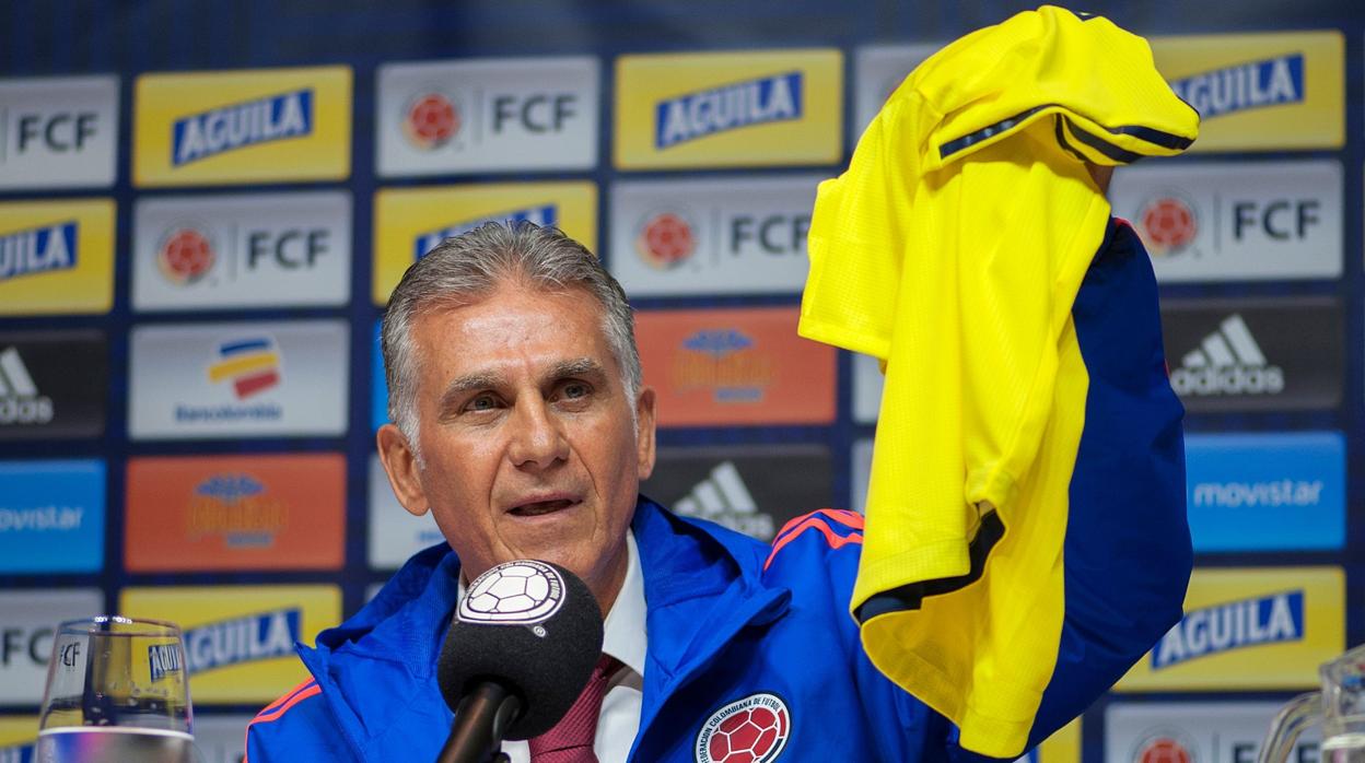 Carlos Queiroz sostiene la camiseta de Colombia durante su presentación como seleccionador