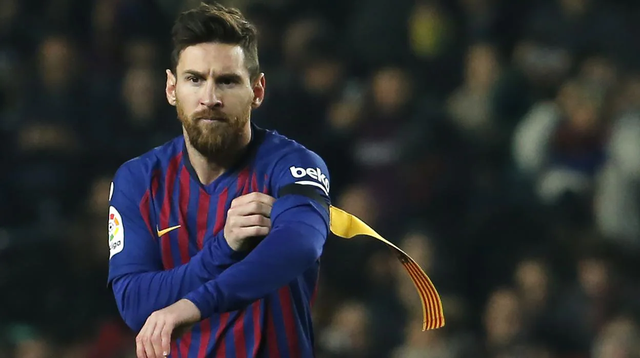 Leo Messi se coloca el brazalete de capitán del Barça