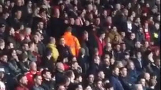 Lamentable imagen de aficionados del Southampton burlándose de Emiliano Sala