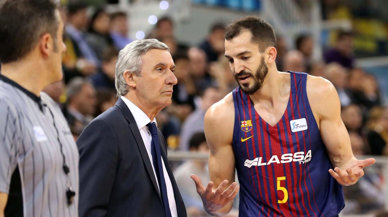 Pau Ribas y Svetislav Pesic durante un partido del Barcelona