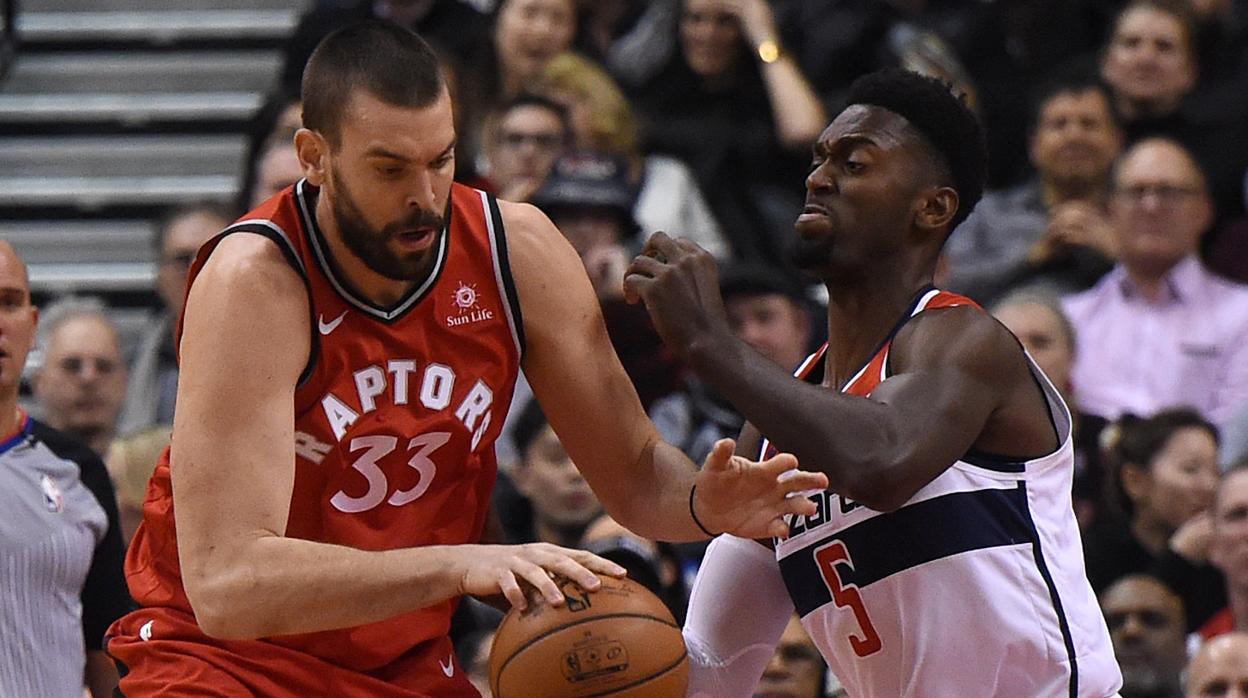 La combinación de Ibaka y Marc Gasol salva la jornada de los españoles