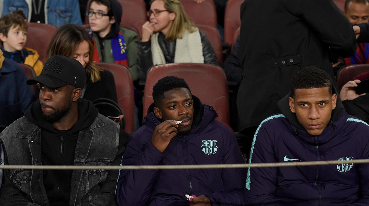 Samuel Umtiti junto a Dembélé y Todibo en la grada del Camp Nou durabte el último clásico