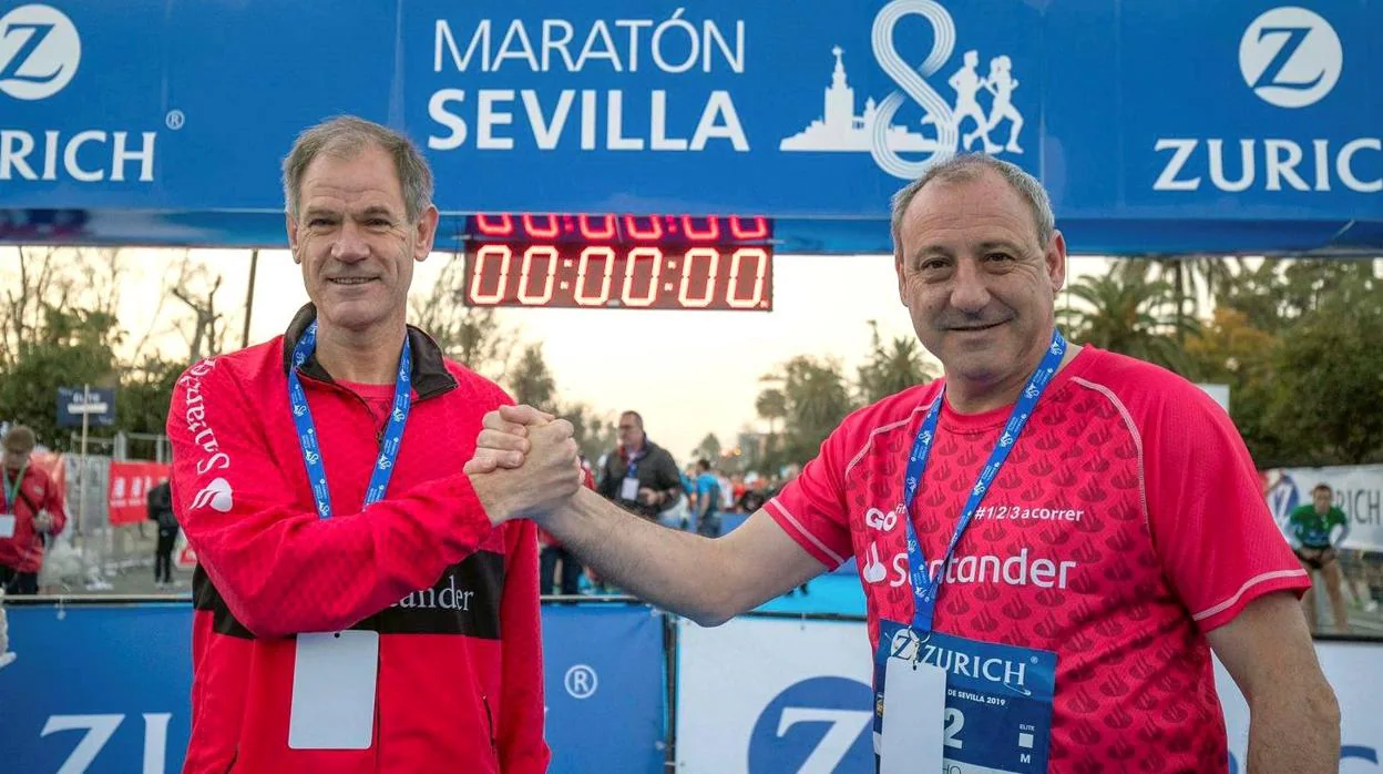 Fermín Cacho (der.), junto a Abel Antón (izq.) tras la maratón de Sevilla