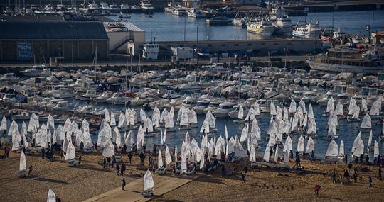 Espectacular salida de los 550 barcos desde la playa