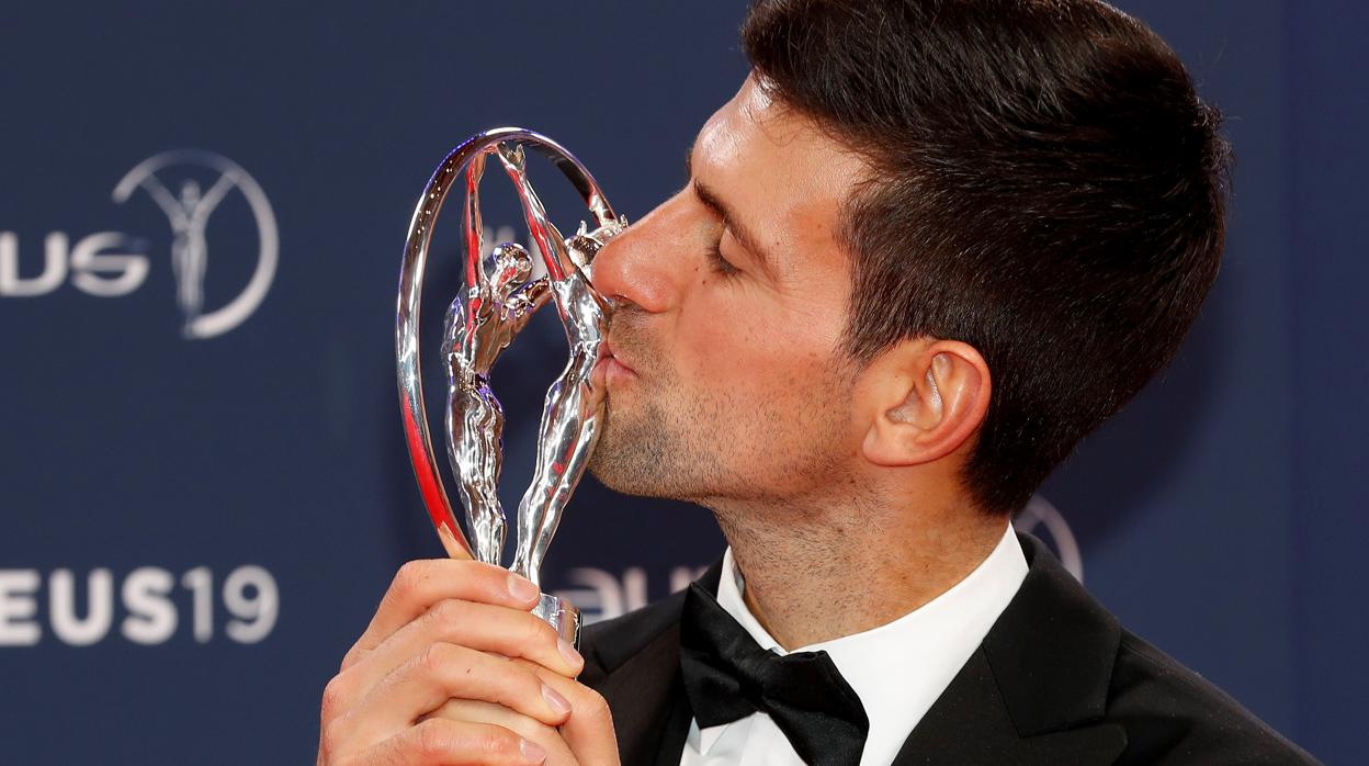 Novak Djokovic posa con el Premio Laureus