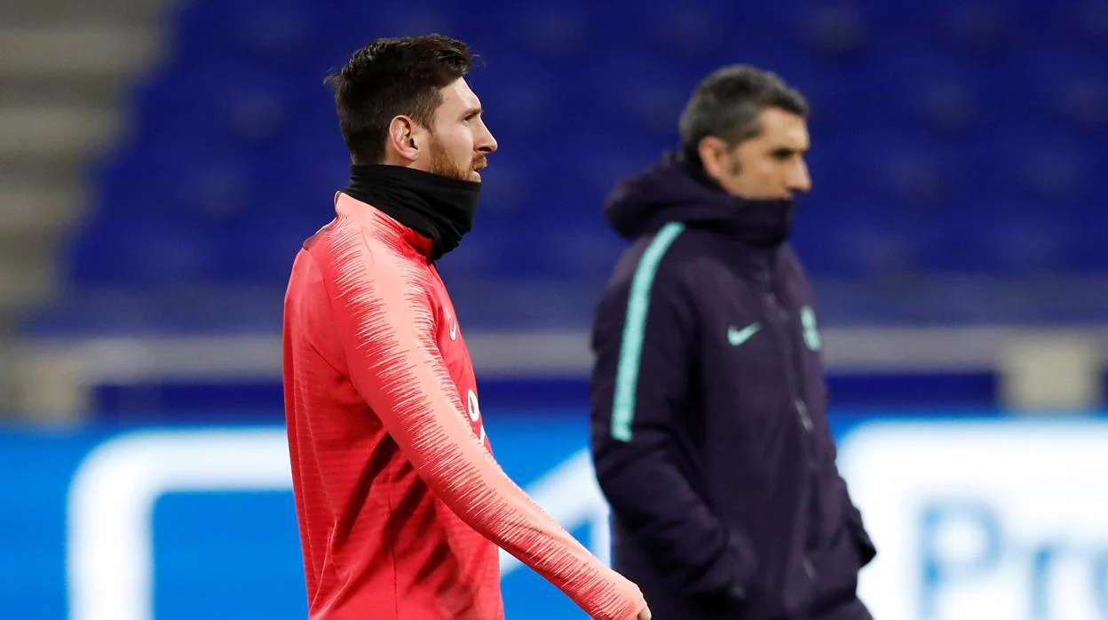 Leo Messi junto a Ernesto Valverde en el entrenamiento en el Groupama Stadium