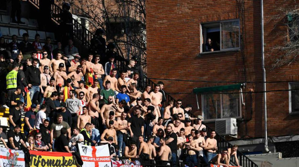 Afición del Atlético en Vallecas