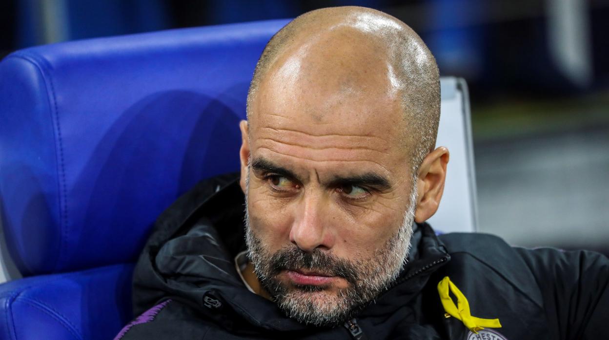 Guardiola portó el lazo amarillo en el último partido ante el Schalke 04