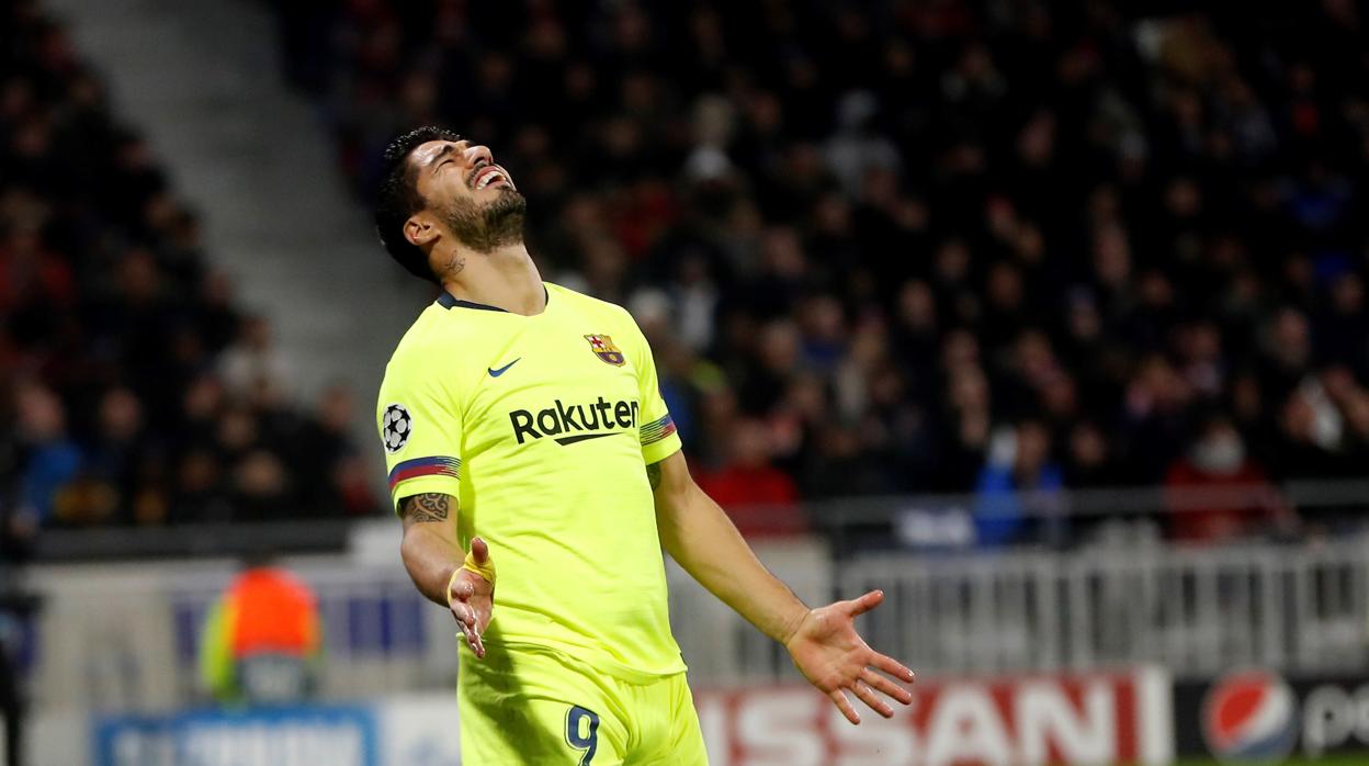 Luis Suárez se lamenta tras una ocasión fallada ante el Lyon