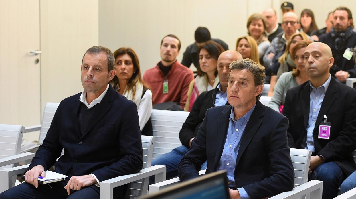 Sandro Rosell junto a Joan Besolí, en la primera fila del banquillo de acusados