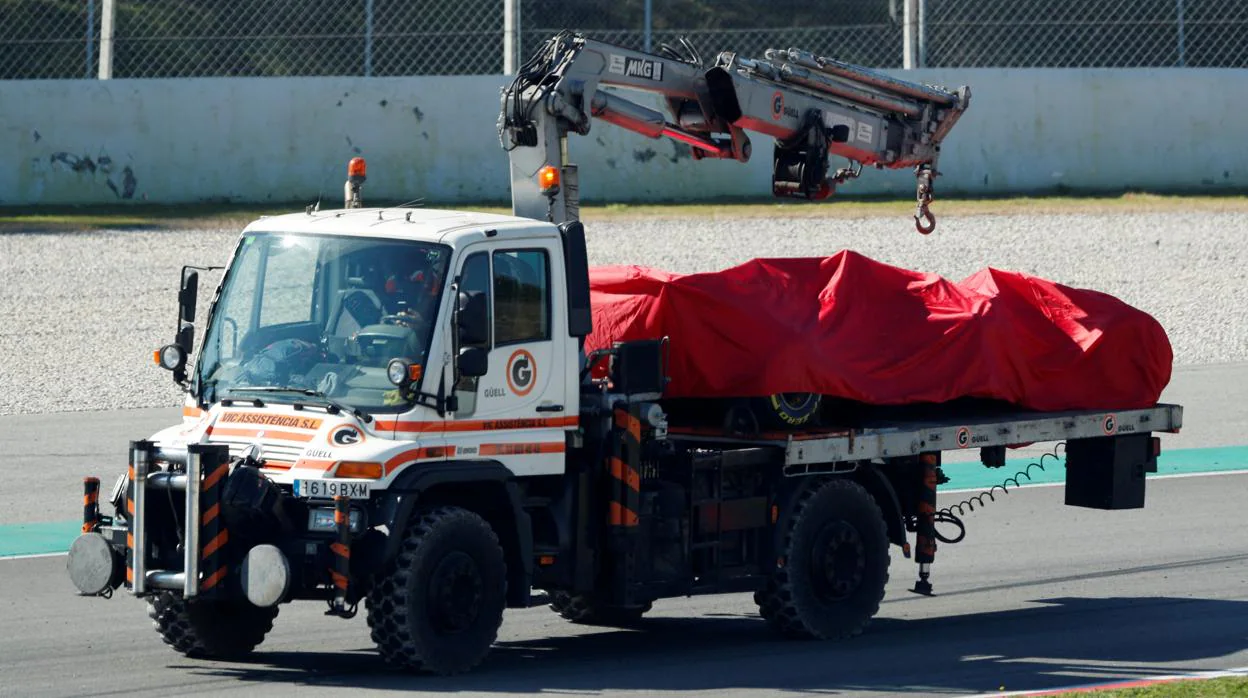 El coche de Vettel, retirado de la pista